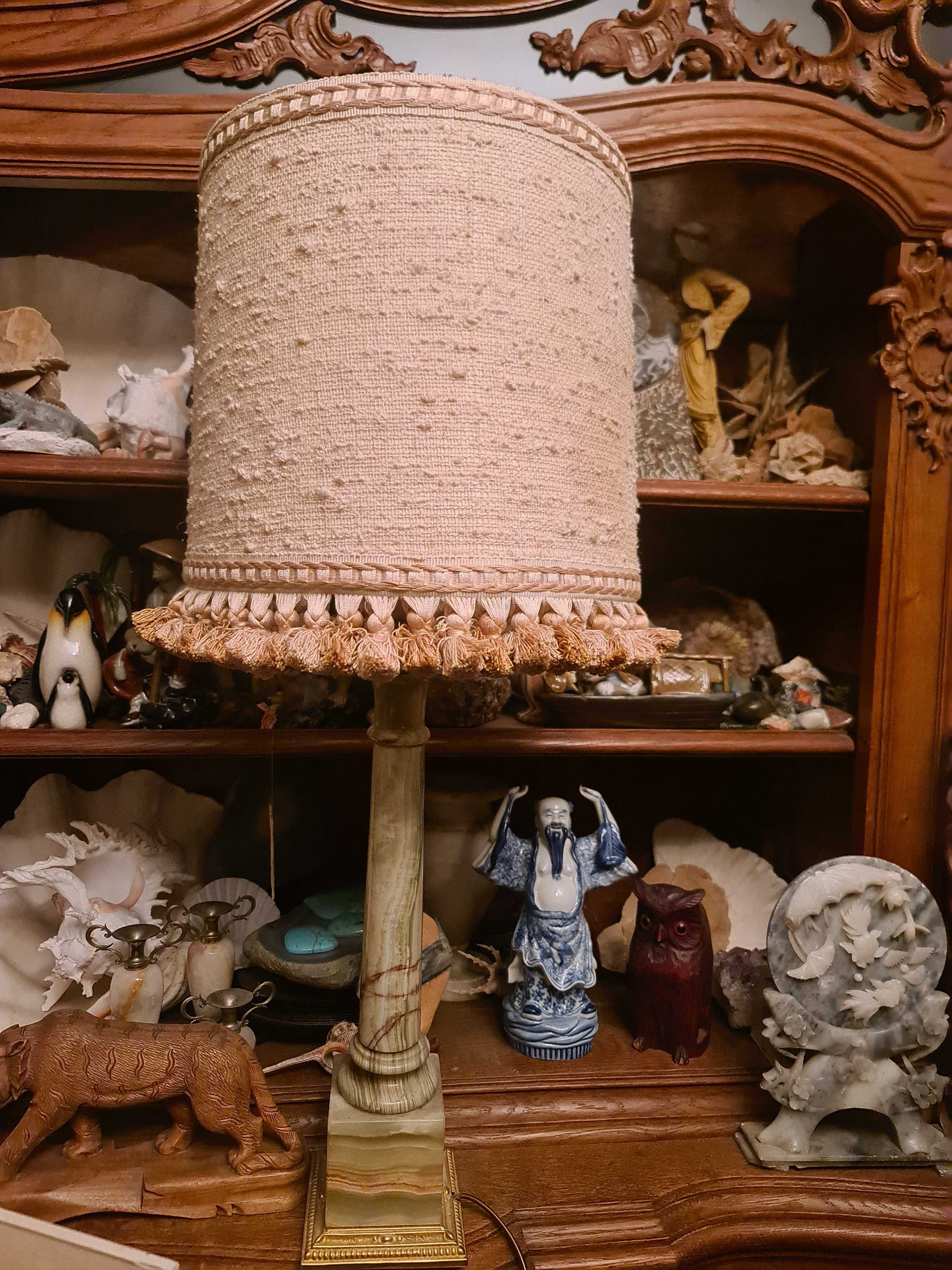 Lampa z ozdobnym abażurem