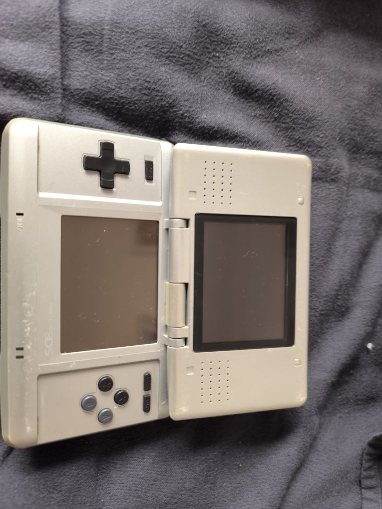 Nintendo DS original, com carregador + Pokémon black original.