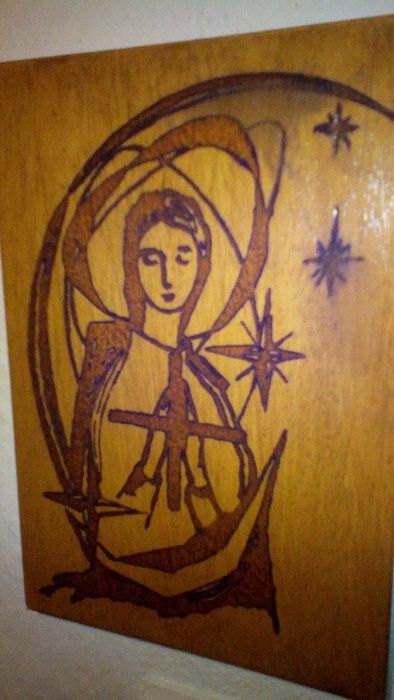 Pirogravura de Nossa Senhora em madeira.