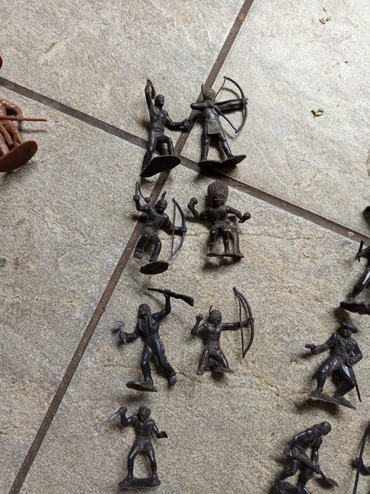 Продам солдатики ковбойцы.