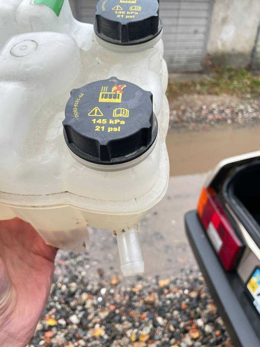 Продам расширительный бачек ford escape 2020 hibryd