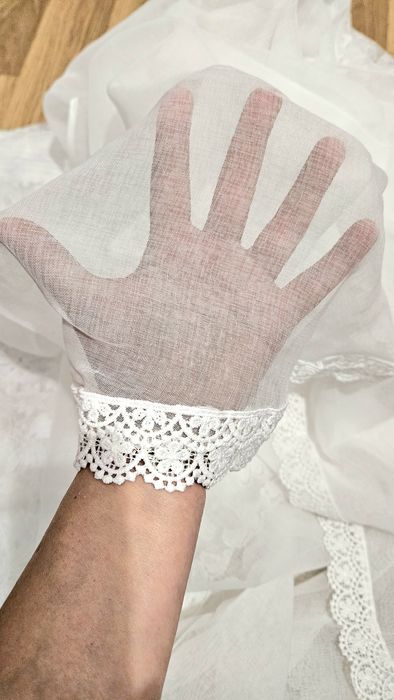 Firanka z etaminy z lambrekinem haftowanym na tiulu