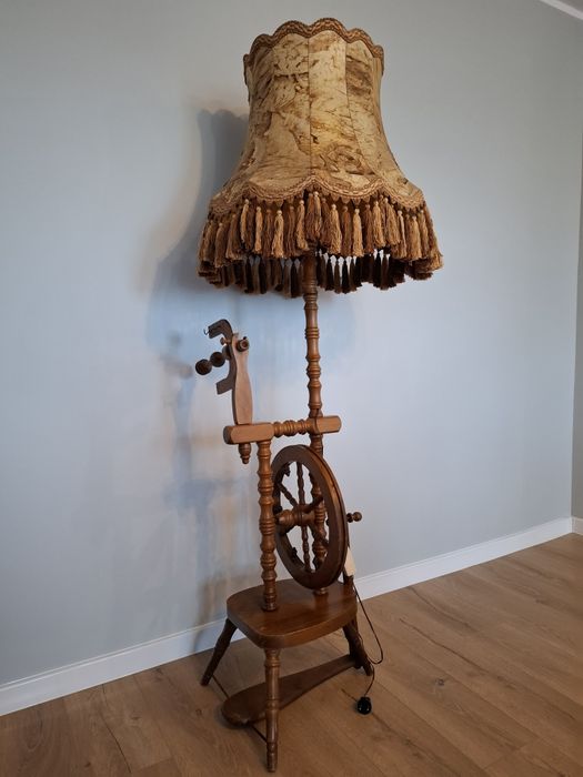 Stara zabytkowa lampa na kolowrotku