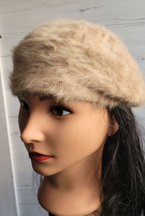 Śliczny beret włochaty beżowy