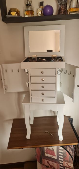 Mesa de cabeceira com porta joias