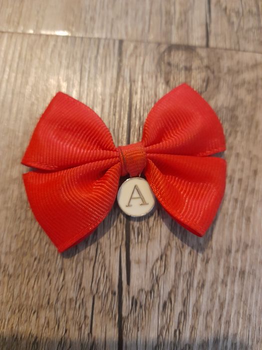 Czerwona kokardka z literka A