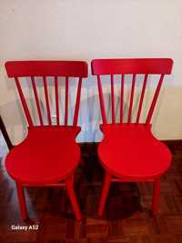 Cadeiras IKEA, 2 vermelhas e 1 castanha