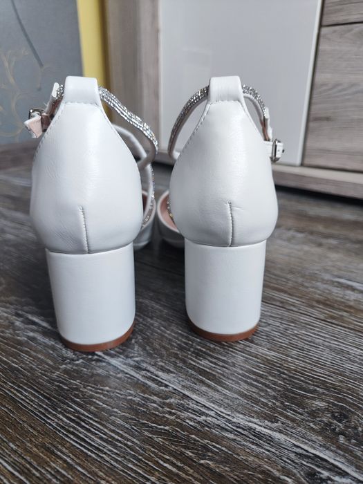 Buty ślubne sandałki czółenka białe srebrne cyrkonie zdobione 37