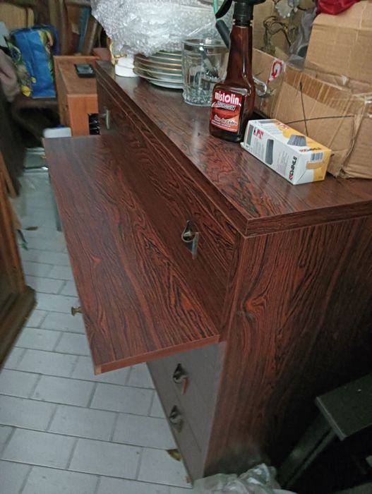 Cómoda forrada a fórmica.