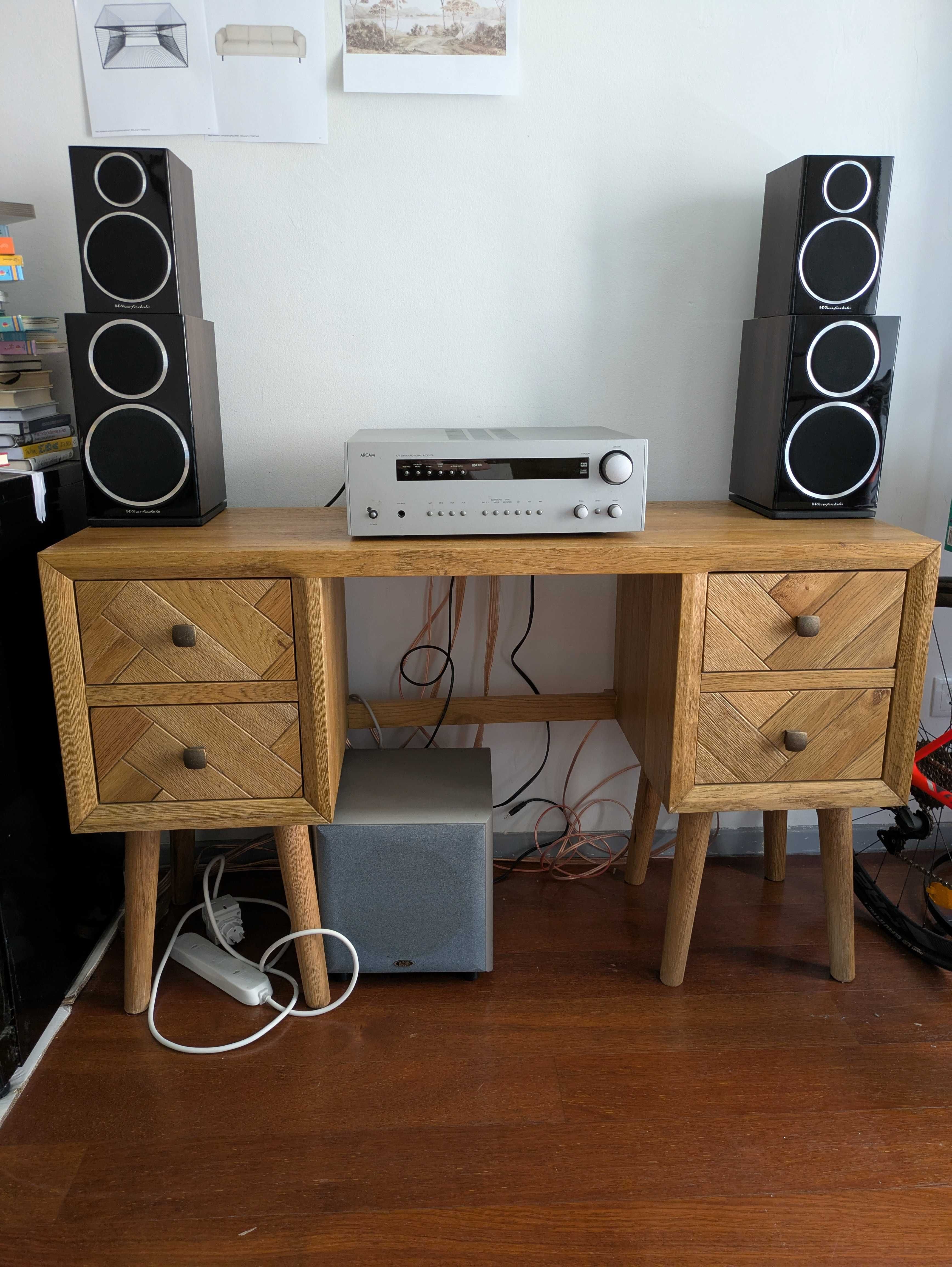 Mesa de vestir com gavetas em madeira