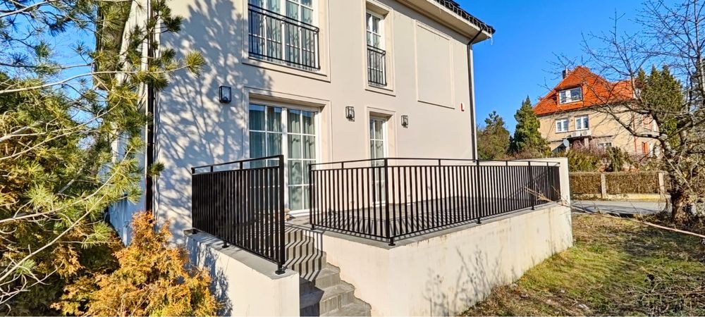 Balkon zewnętrzny, francuski, balustrada schodowa, ażurowa