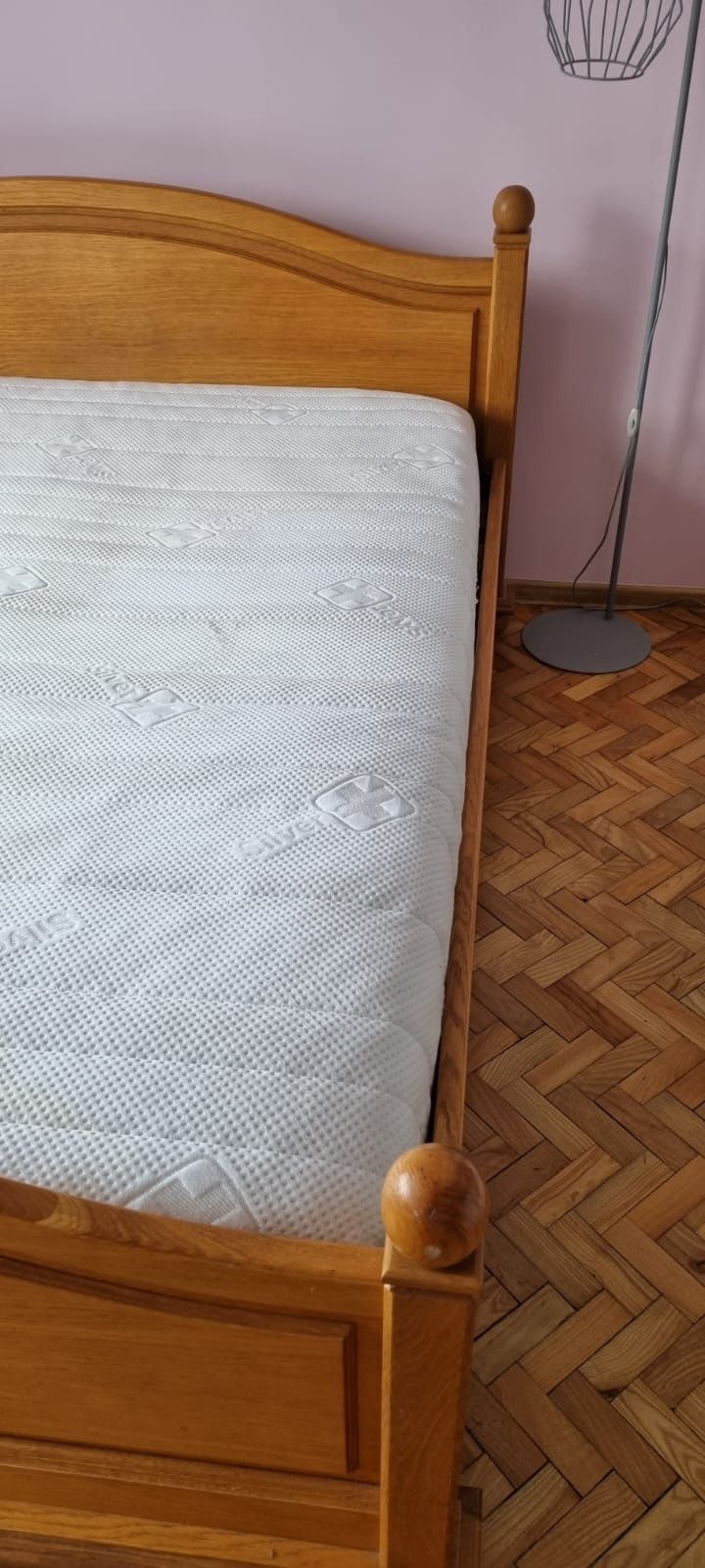 Solidne łóżko sypialniane z drewna – materac w gratisie