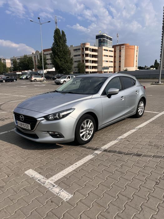 Автомобіль машина хетчбек седан