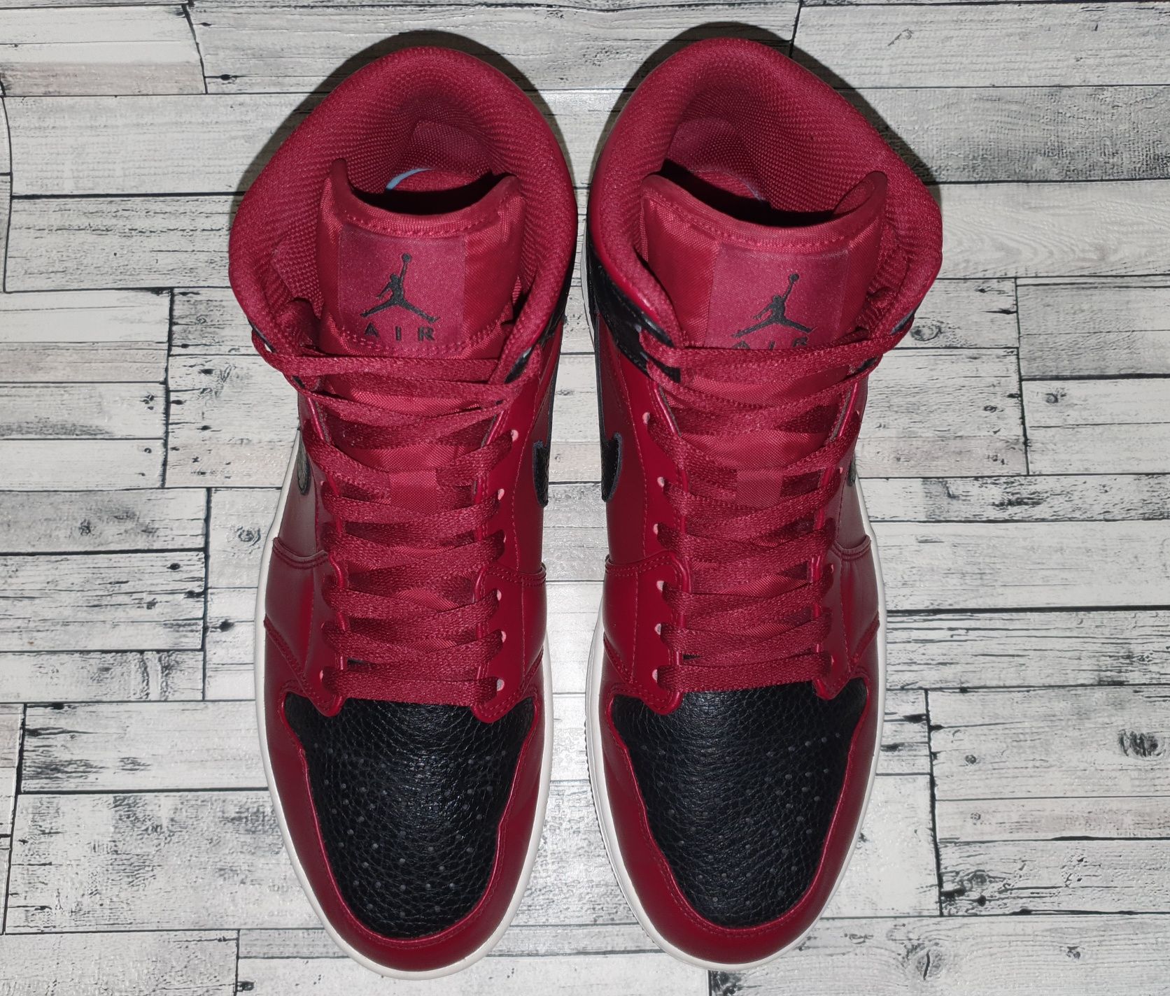 44р. Кожаные кроссовки Air Jordan 1 Mid Team Red Black White