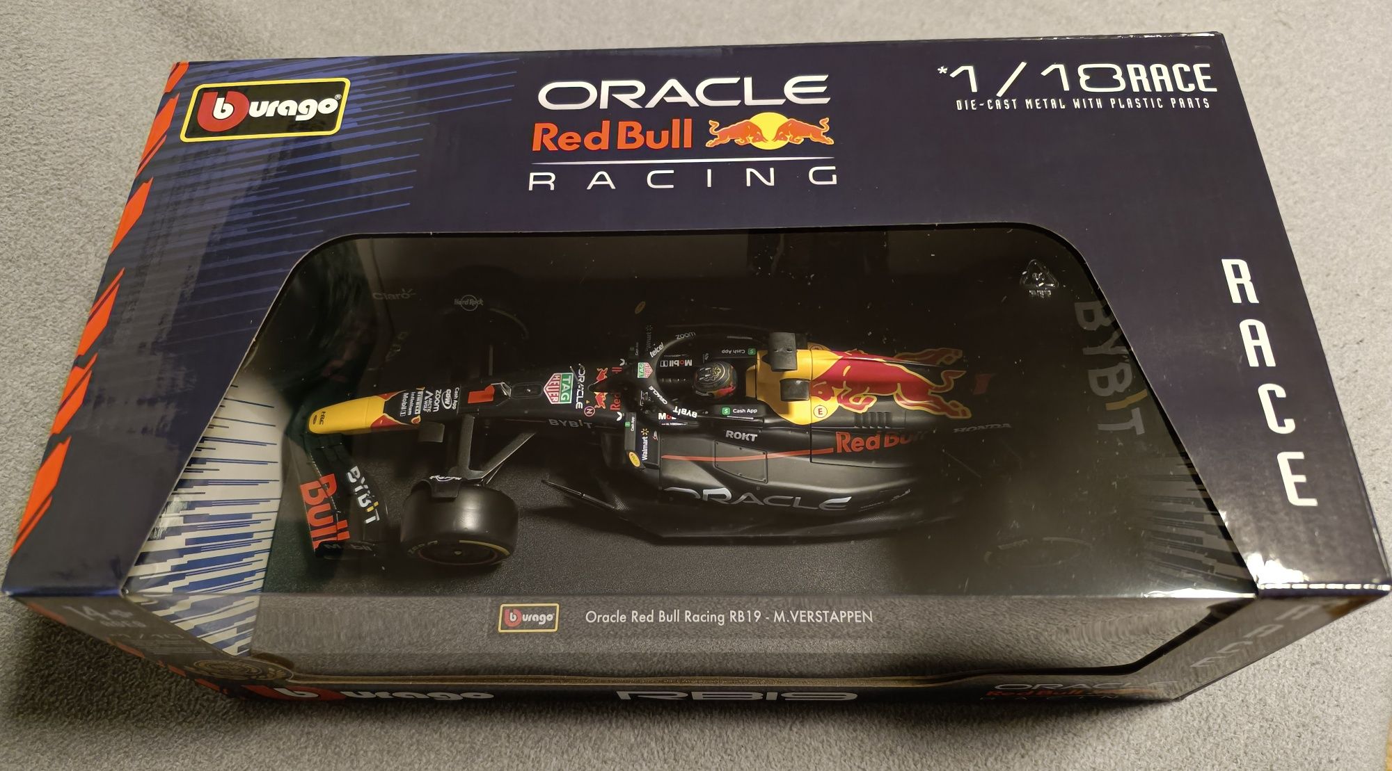 Red Bull bolid F1 RB19 Max Verstappen nr1. Golden Helmet