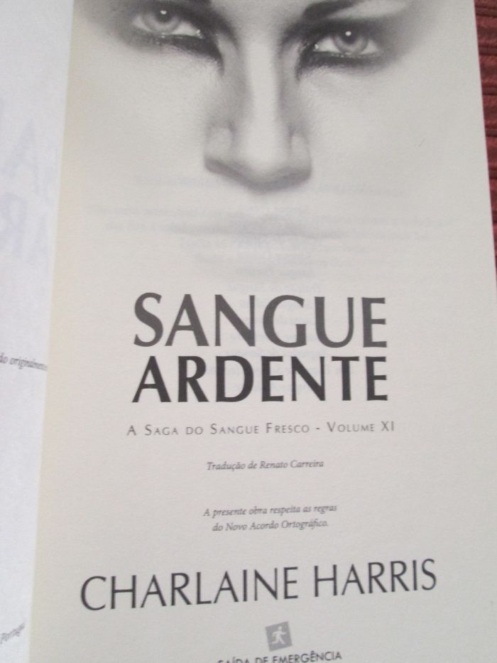 1 livro "Sangue Ardente "autora Charlaine Harris.