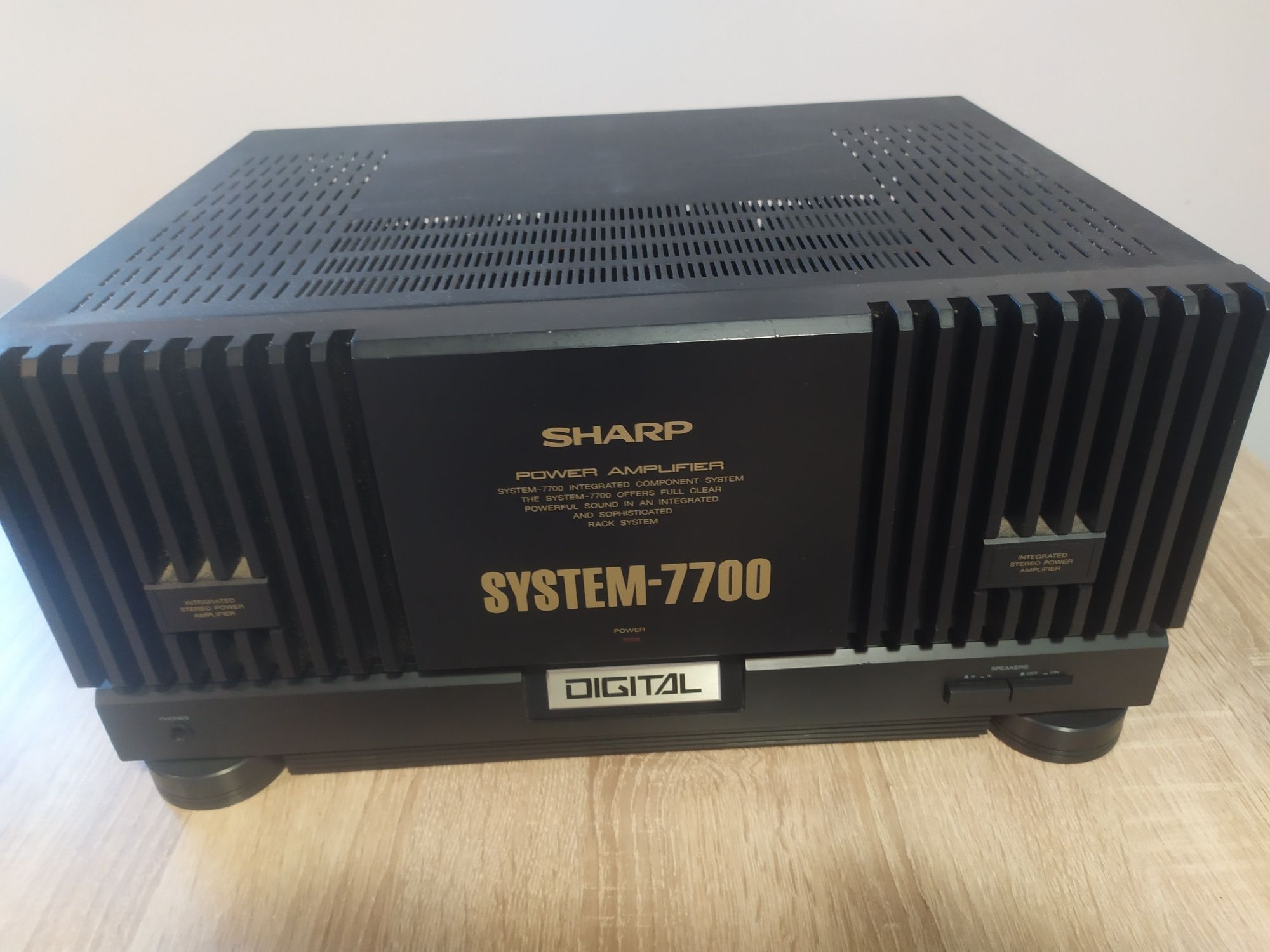 Końcówka mocy SHARP SYSTEM -7700.Model o numerze SM-7700 H(bk).
