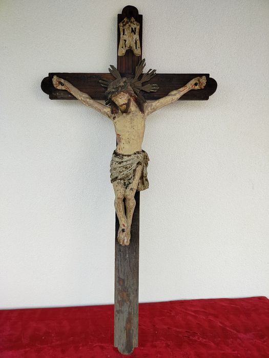 Stary wielki drewniany krucyfiks krzyż z drewniana figura Jezusa