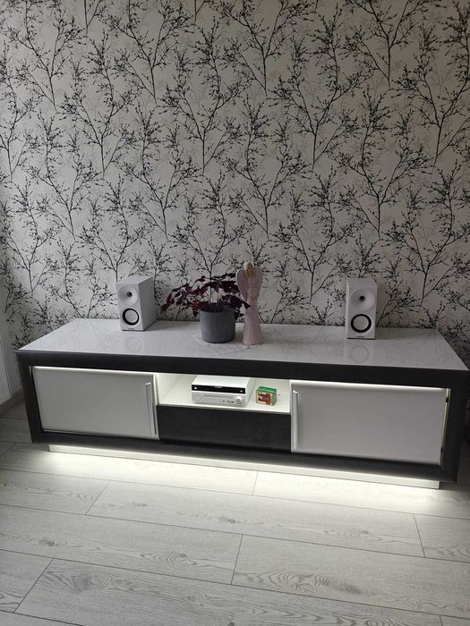 Szafka RTV z oświetleniem