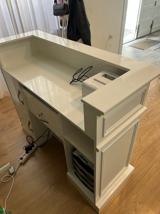 Balcão de loja branco