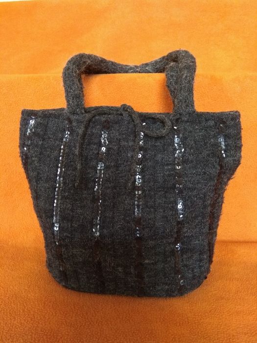 Bolsa de mão em malha com lantejoulas cinzenta e pequena bolsa em palh