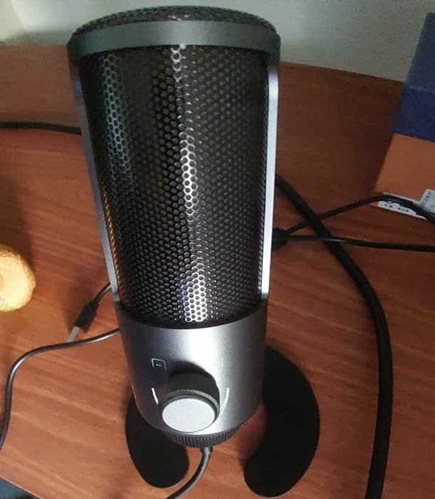 Красивый микрофон с стойкой для студий с RGB подсветкой юсб