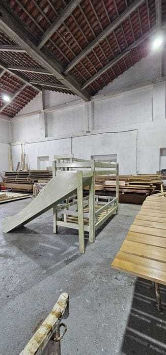 Beliche em madeira com escorrega