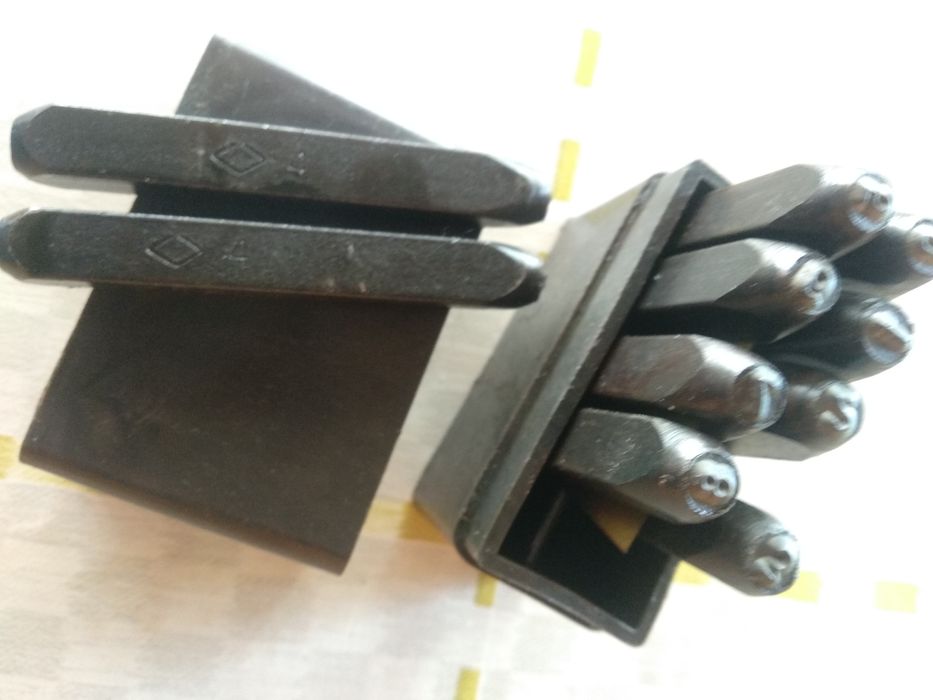 Набор ударных клейм.