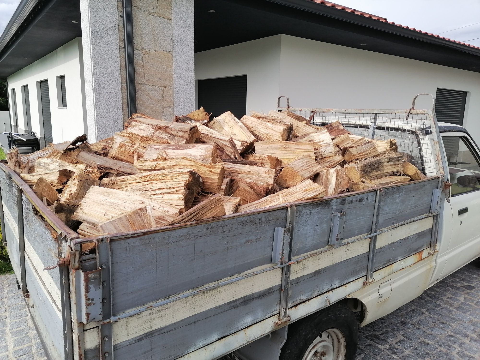 Lenha seca de eucalipto e carvalho