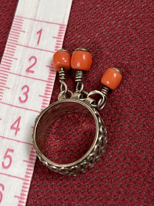 Zabytkowy Autorski Srebrny Pierścionek z Koralem Antykwarycznym