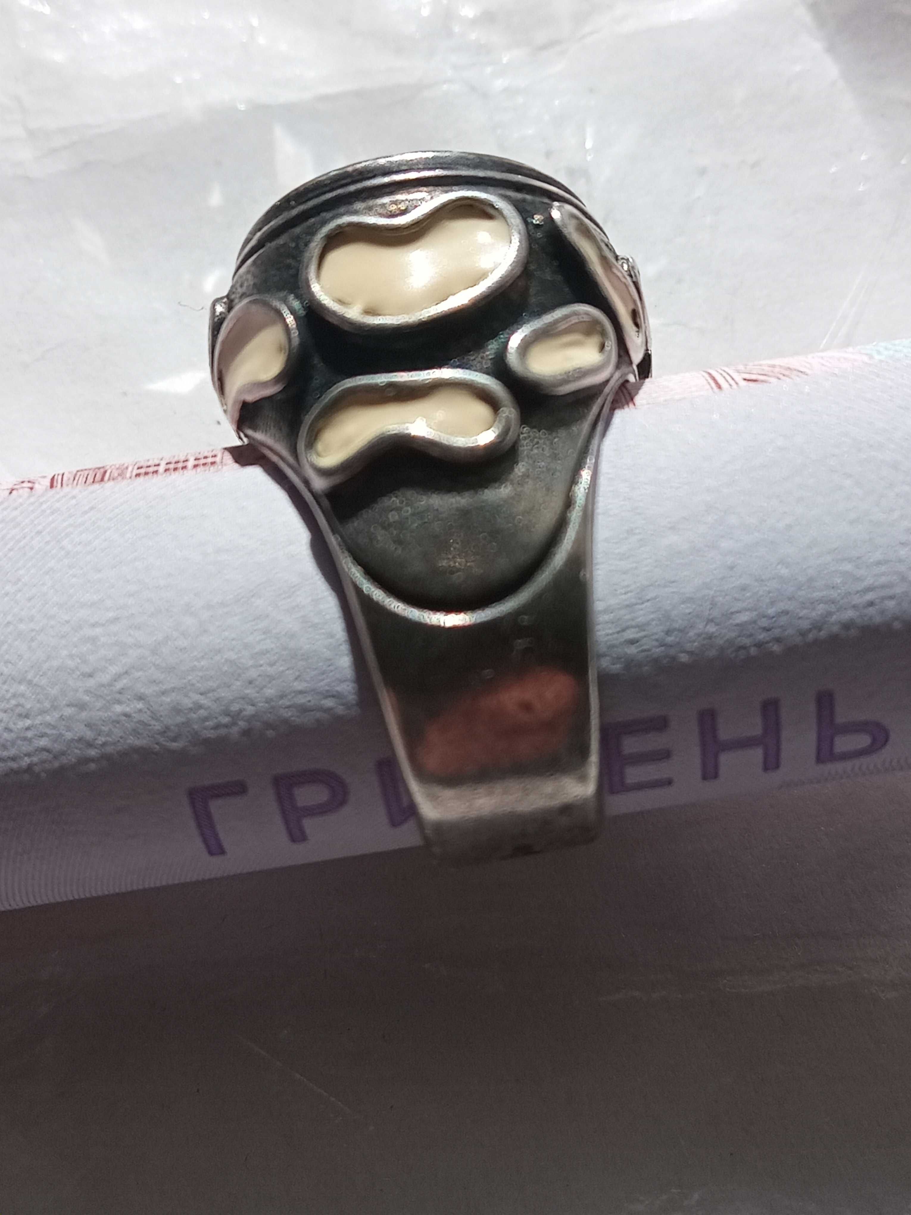 Серебряное кольцо 925 пробы с вставкой горного хрусталя, размер 17,5.