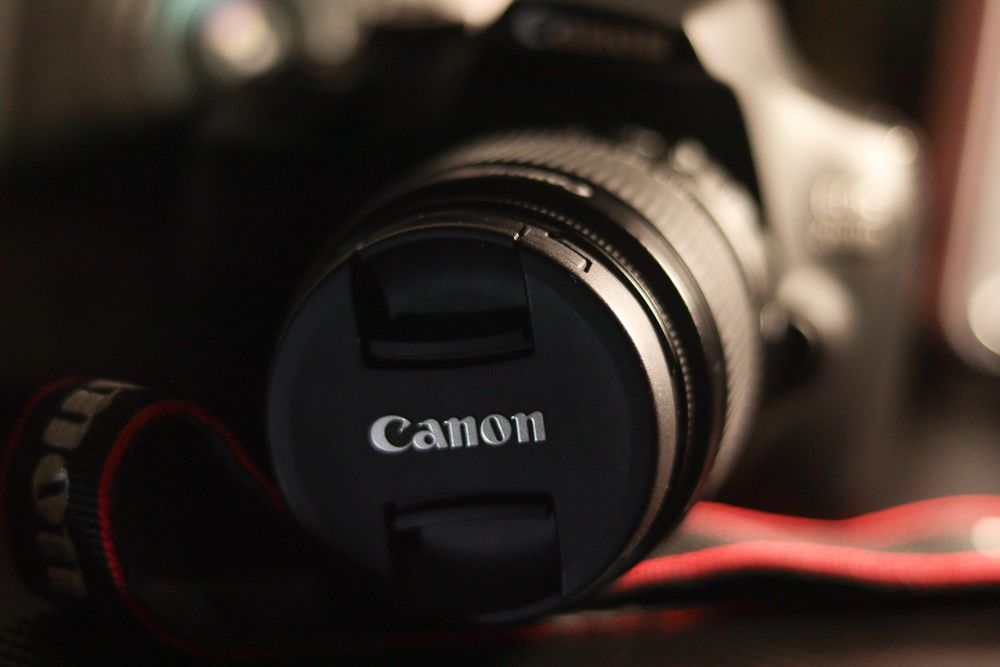 Камера Canon eos 2000d