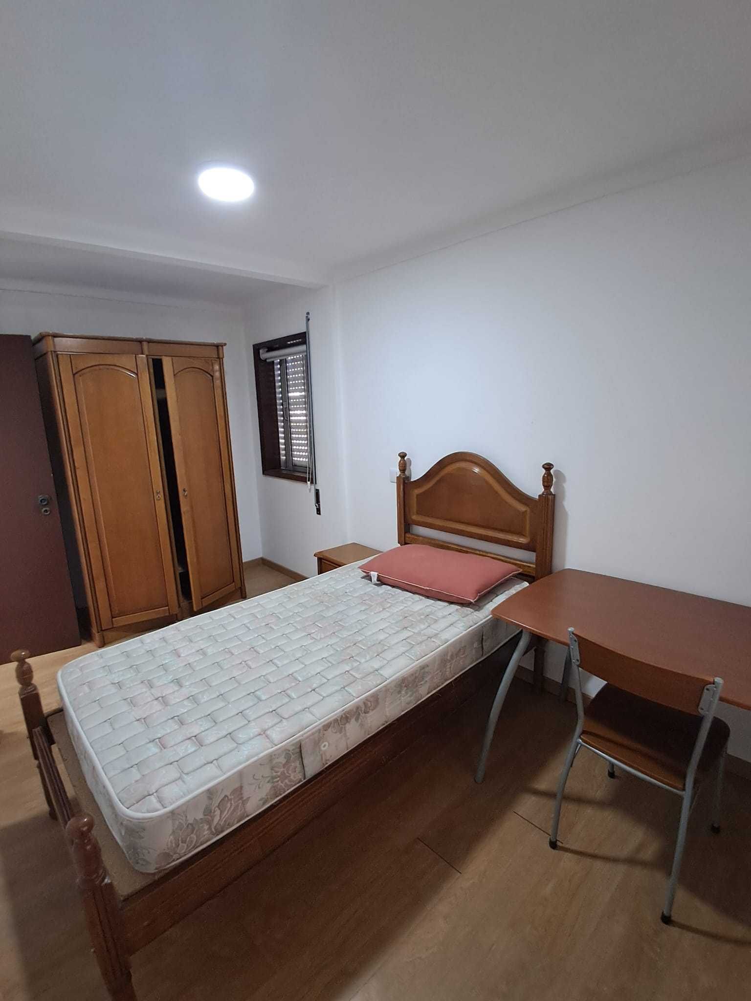 Quarto em Aveiro para jovem estudante com WC privativo.