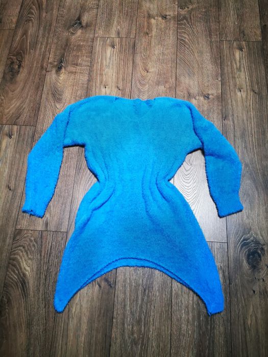 Niebieski sweterek