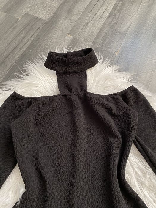 Caris Closet czarna sukienka z chokerem suknia