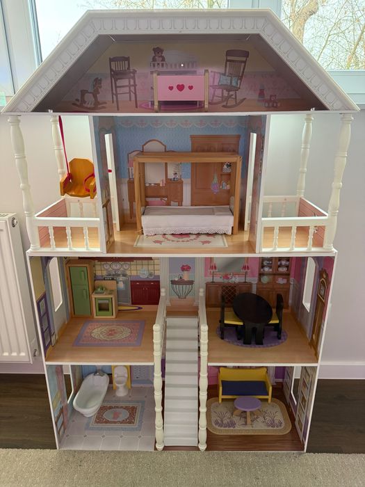 Duży drewniany domek Barbie bez śladów użytkowania.