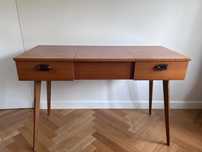 Toaletka vintage z lat 60./70. – oryginalny design, lite drewno