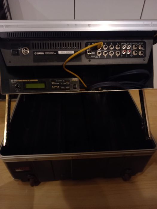 Mesa de Mistura Yamaha 20 Canais/Case/Processador de Efeitos