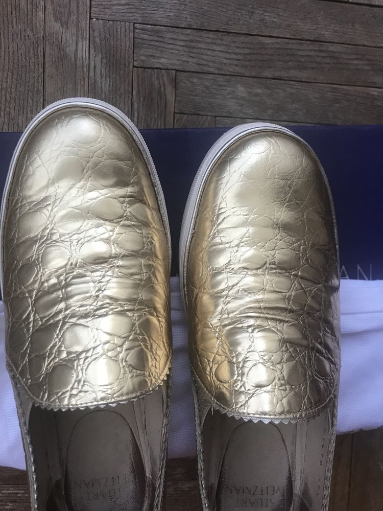 Золоті сліпони бренду Stuart Weitzman