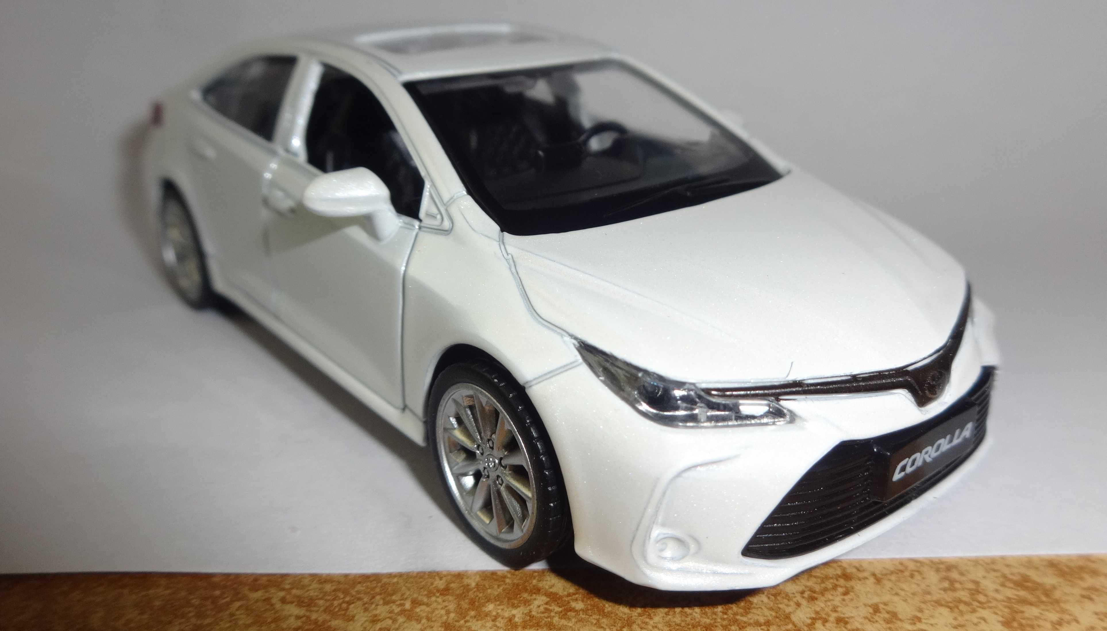 NOWY model Toyota Corolla Hybrid Sedan w skali 1:43 1/43.