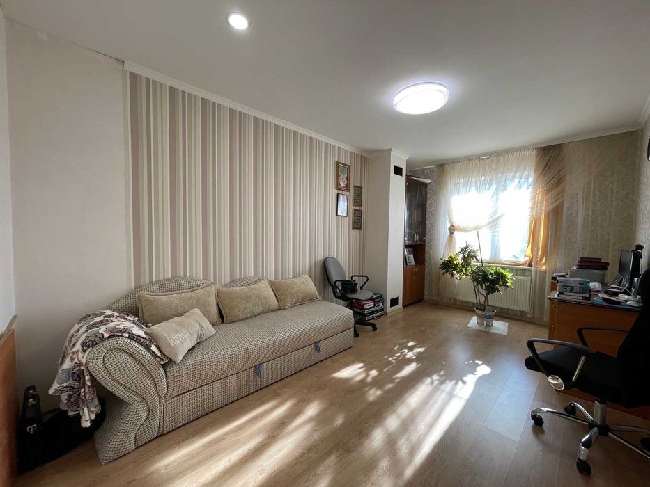 Продається будинок з ділянкою,банею. Зручна локація.