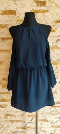 Granatowa sukienka z odkrytymi ramionami oraz rozcięciem na plecy