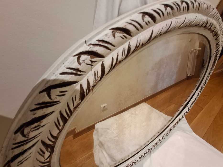 Espelho oval com moldura de talha em madeira