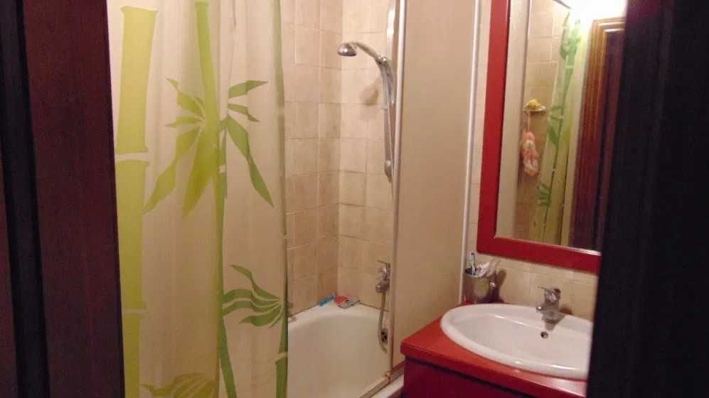 Здається кімната для дівчини, у великій 3-кімнатній квартирі.