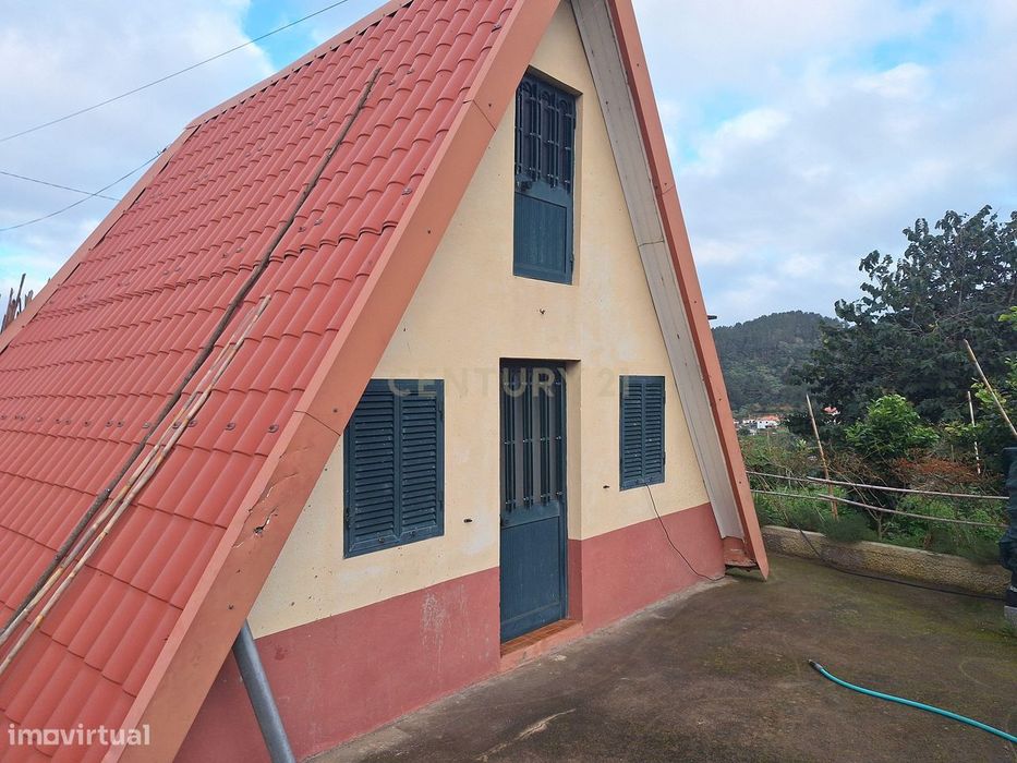 Moradia Típica Madeirense em Santana – Potencial e Tradição num Só Lug
