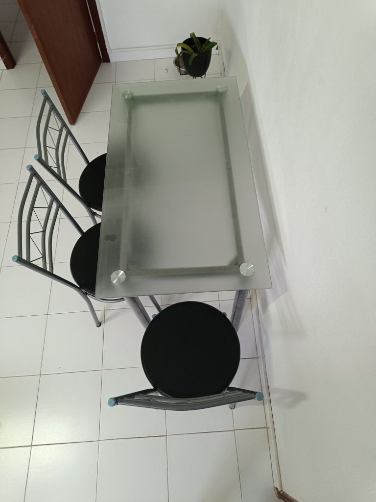Mesa com três cadeiras