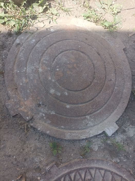 Продам 2 каналізаційні люки з замками, без обідків