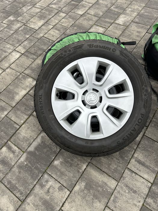 Opony zimowe Baum Polaris 205/60/R16 z oryginaknymi felgami i kolpaki