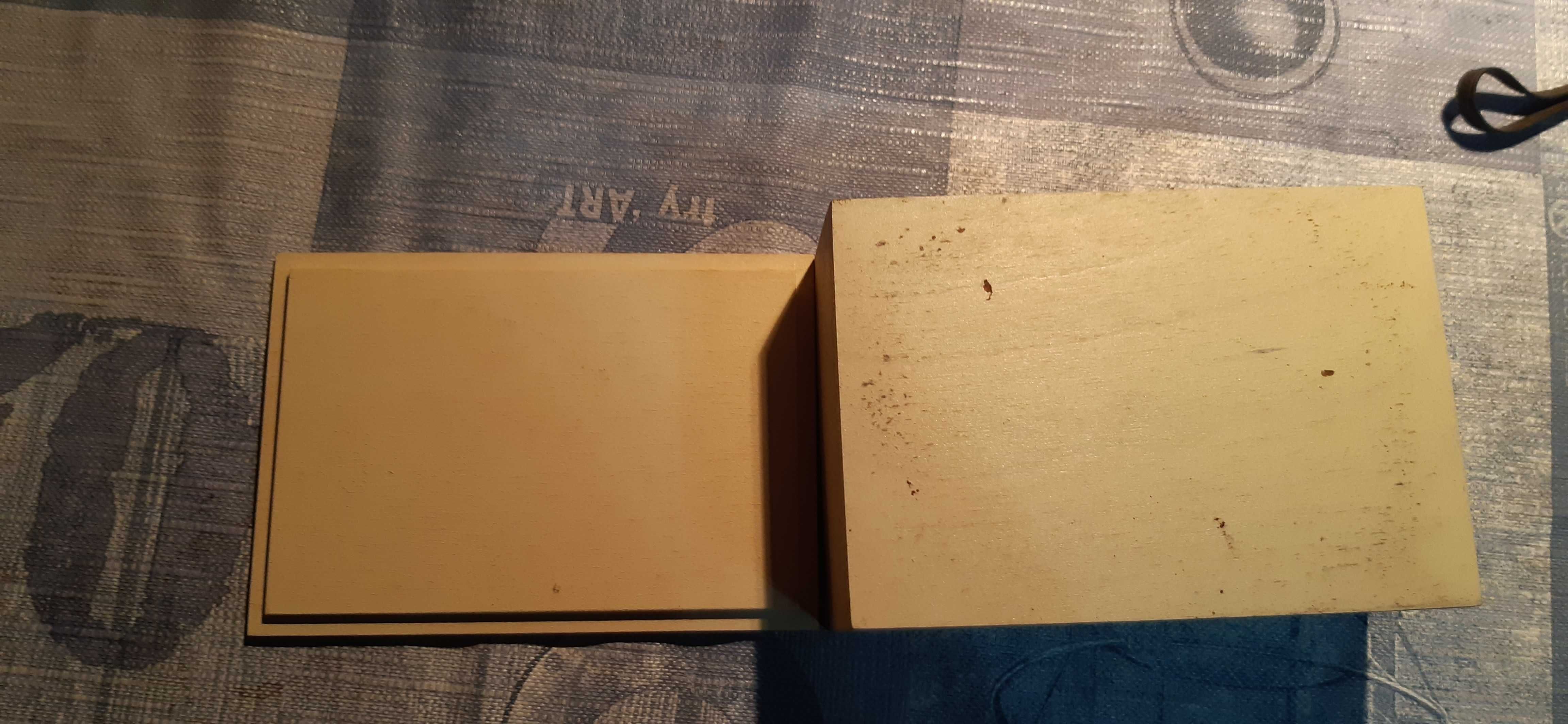 stare pudełko drewniane z motywem lawendy