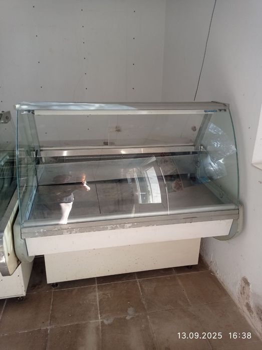Розпродаж магазину !!! Холодильна вітрина 2 шт. Полиці 2 шт. ТЕРМІНОВО